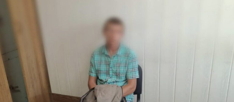 На улице Усть-Лабинска ревнивец облил девушку серной кислотой