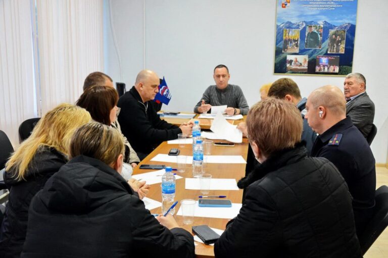 Сочинцы пожаловались на парковку грузовиков рядом с Центром национальных культур