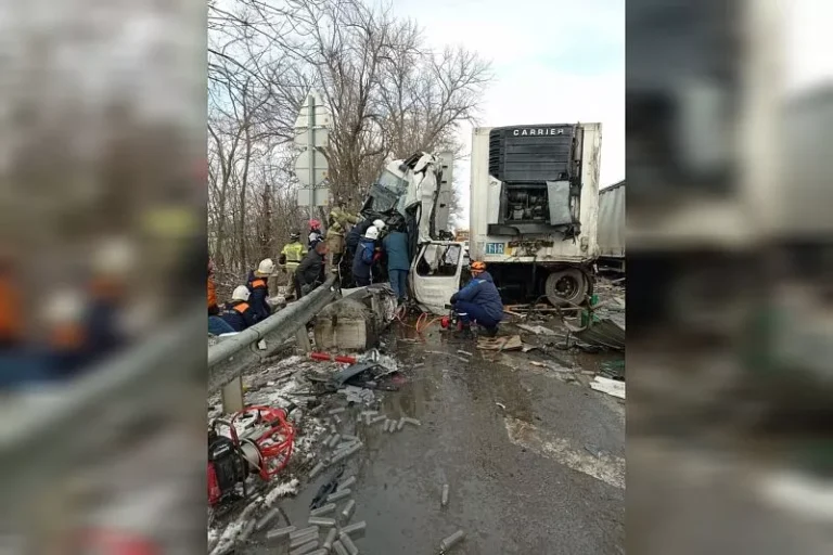 После массового ДТП на Кубани водителя зажало в искореженной кабине грузовика