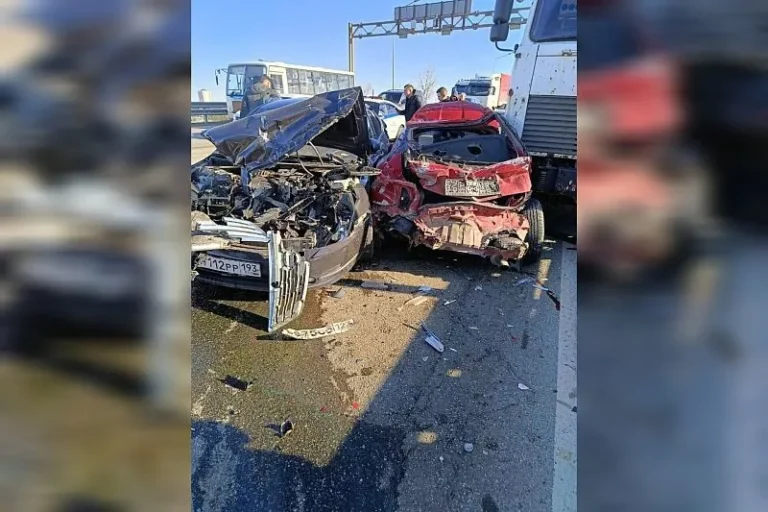 В центре Краснодара столкнулись грузовик и шесть легковушек