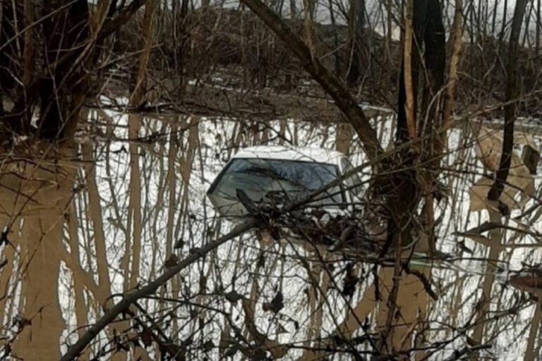 В Горячем Ключе в затопленной машине обнаружили тело мужчины