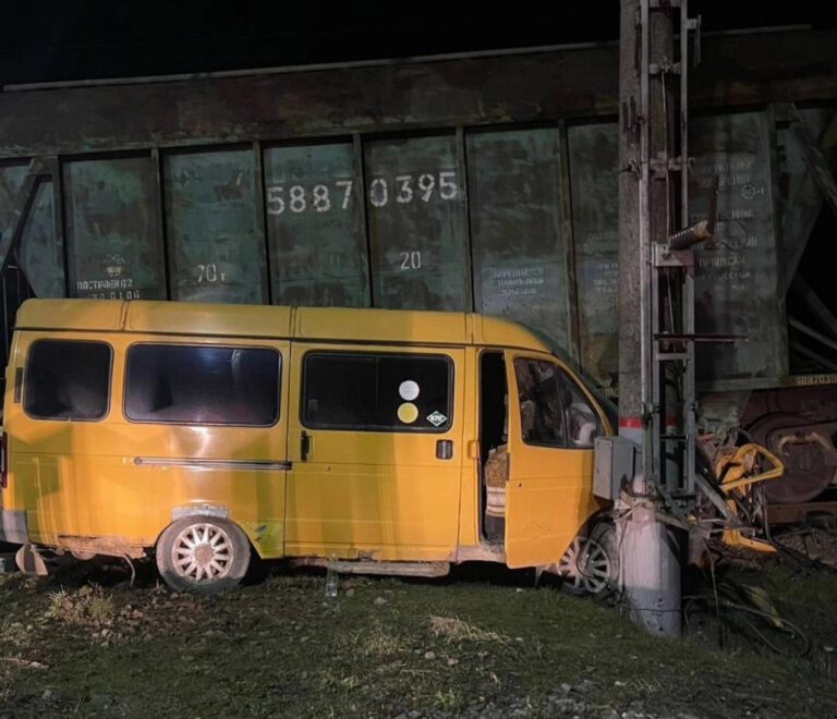 На Кубани столкнулись грузовой поезд и микроавтобус