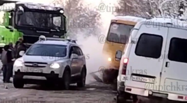 В Краснодаре школьный автобус с детьми застрял на разбитой дороге