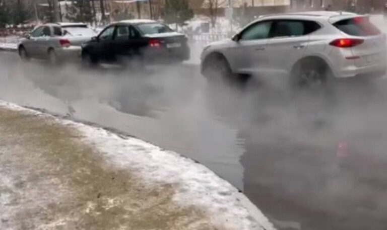 Прорыв теплотрассы: в Краснодаре улицу затопило горячей водой