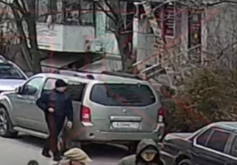 В Краснодаре полицейские разыскивают вандала, который разгромил чужие автомобили