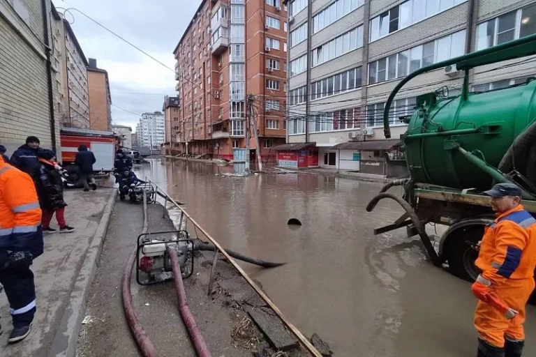 В Музыкальном микрорайоне Краснодара работает водооткачивающая техника