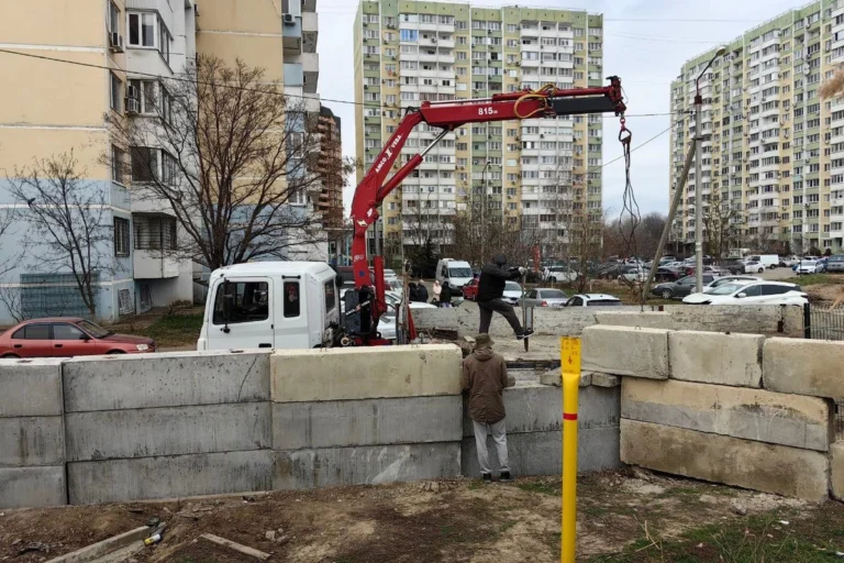 Жильцы ЖК в Краснодаре отгородились от соседей бетонной стеной
