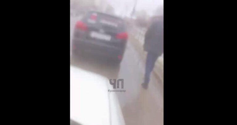 Во время дорожного конфликта в Краснодаре один водитель сломал другому челюсть