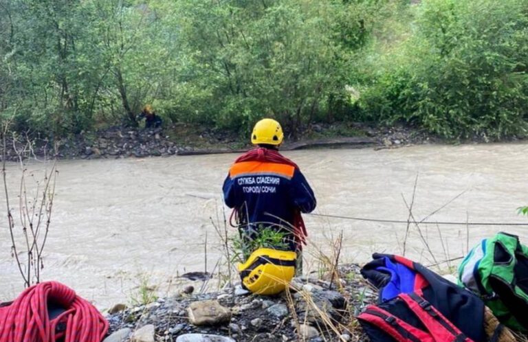 В Сочи спасатели вытащили из воды мужчину, который упал в реку и получил травмы