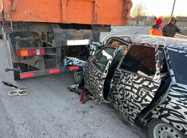 На Кубани легковушка залетела под КамАЗ
