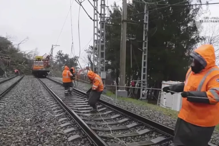 На участке железной дороги между Туапсе и Сочи движение поездов планируют запустить по одному пути
