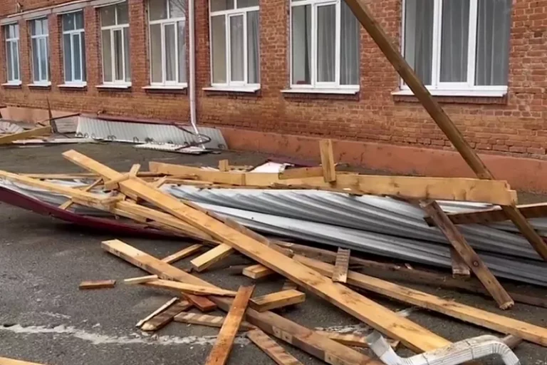 В Лабинском районе из-за ветра сорвало крышу школы
