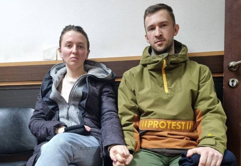 Краснодарцев обвинили в распространении экстремисткой символики за листовки с Навальным