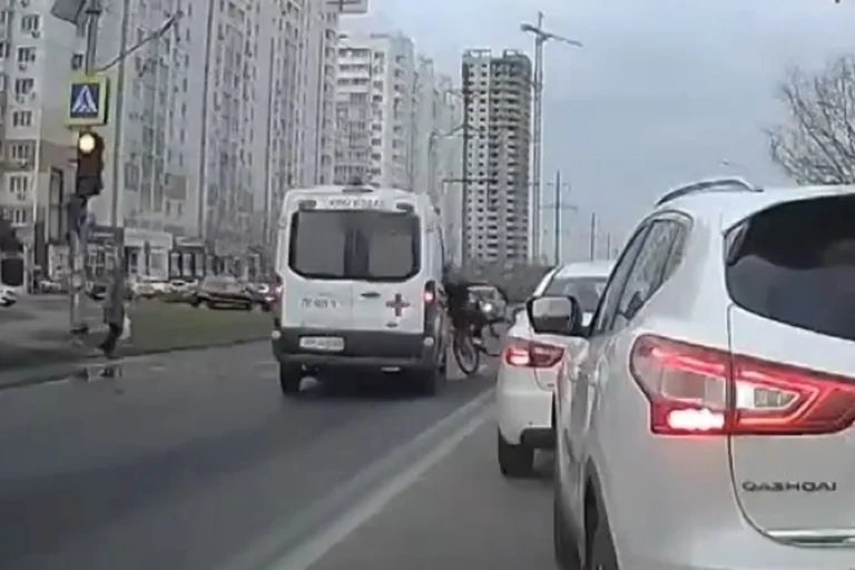 В Краснодаре «карета» скорой помощи сбила велосипедиста