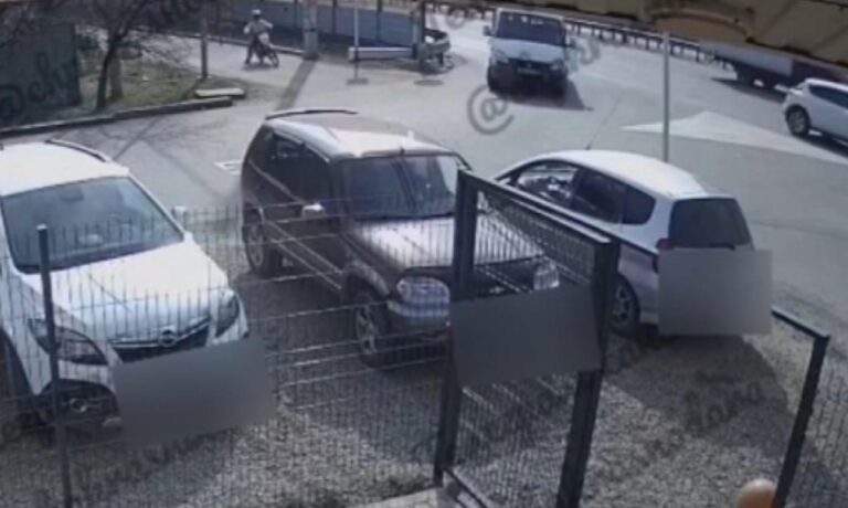 В Краснодаре грузовик столкнулся с мотобайком, которым управлял школьник