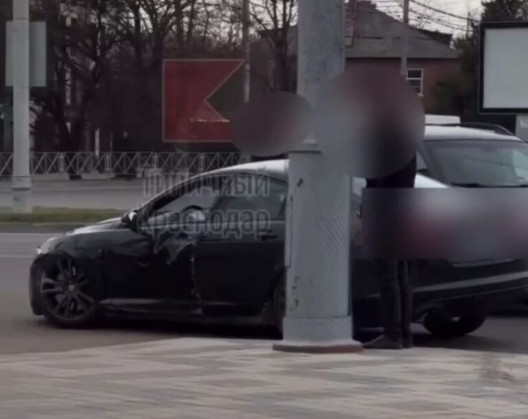 В Краснодаре водитель “Ягуара” врезался в металлическое ограждение