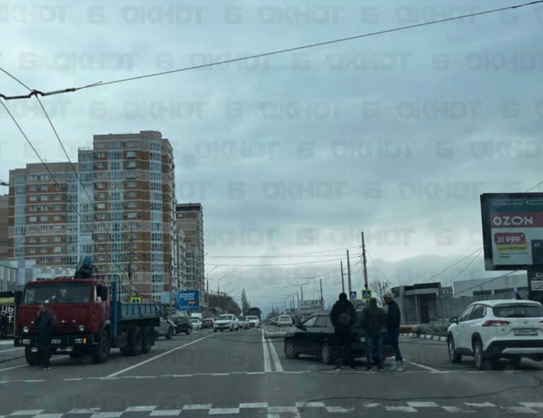 В Южном районе Новороссийска на проезжую часть рухнул столб