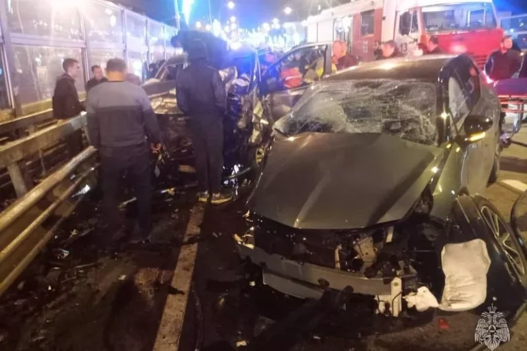 В Сочи водителя зажало в салоне искореженной после ДТП легковушки
