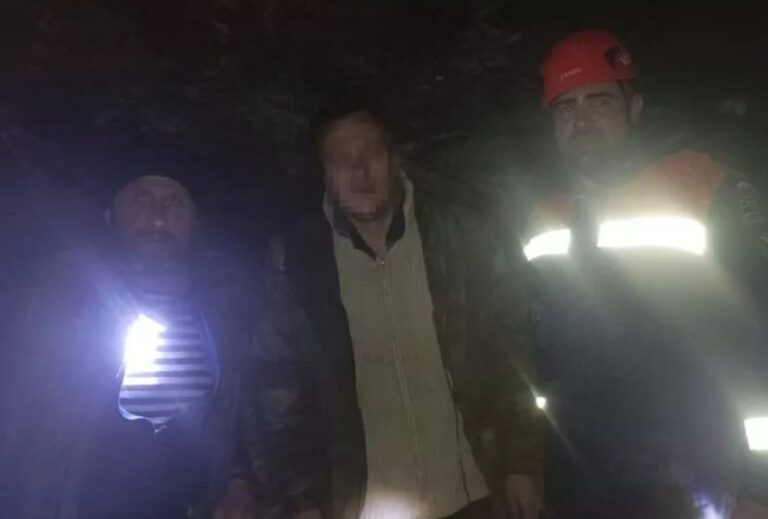 В Краснодарском крае спасатели помогли туристу выбраться из пещеры