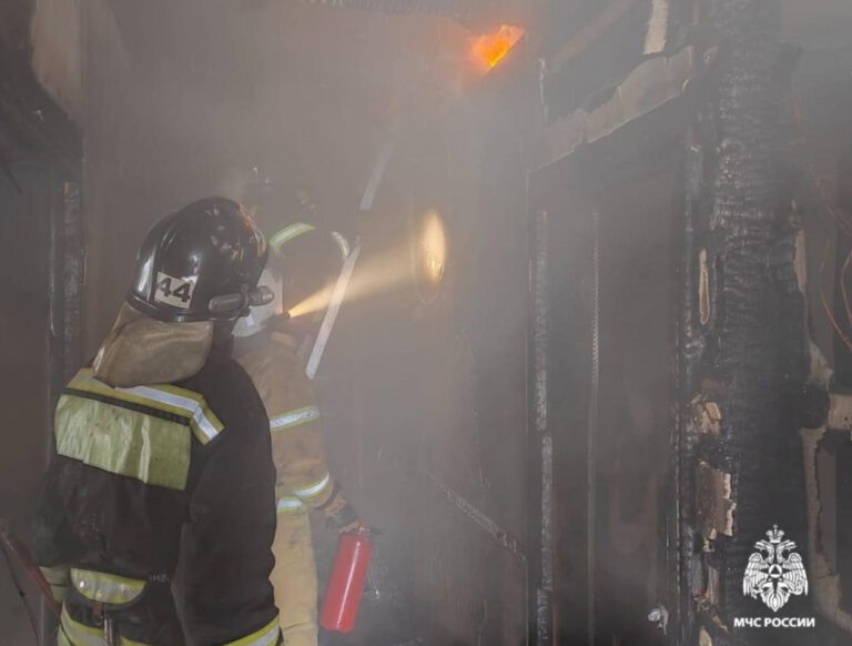 В Анапе потушили пожар в трехэтажном доме