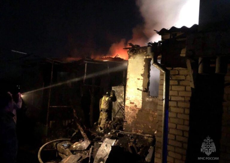Во время пожара в жилом доме Армавира погиб один человек