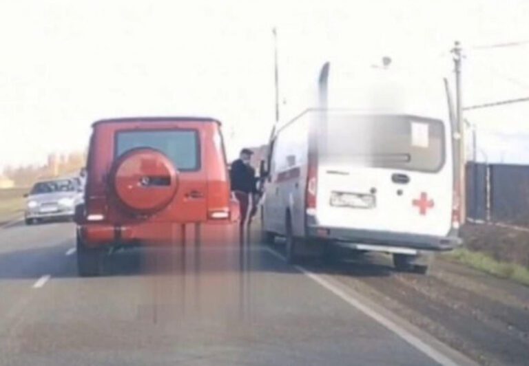 На Кубани между водителем G-Wagen и «скорой помощью» произошел дорожный конфликт