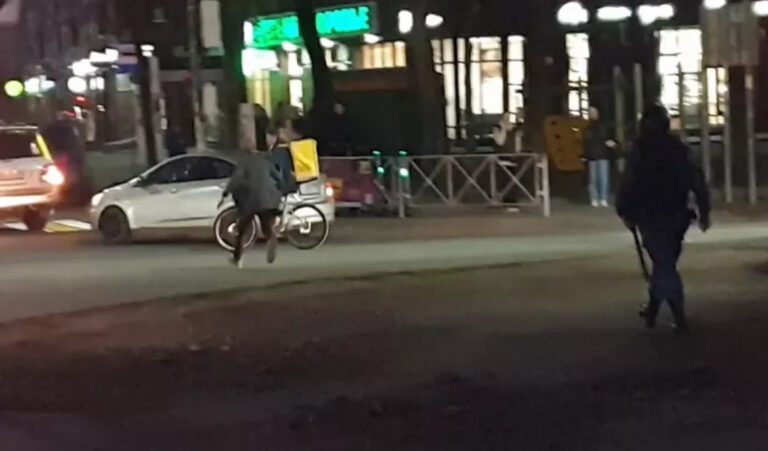 В Краснодаре неадекватный мужчина кидался камнями в прохожих
