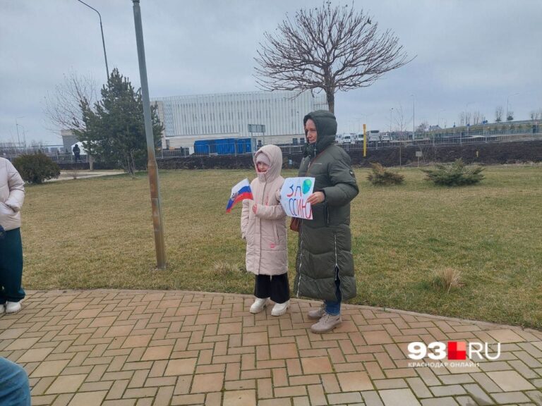 Жительница Краснодара вышла с плакатом в поддержку Путина