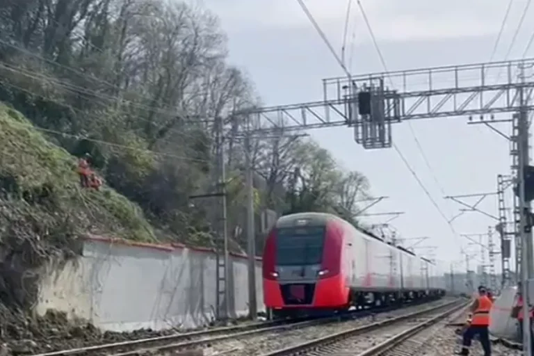 Специалисты восстановили движение поездов под Сочи по двум путям