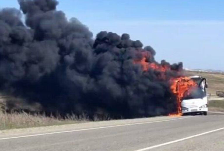 В пригороде Анапы во время движения вспыхнул пассажирский автобус