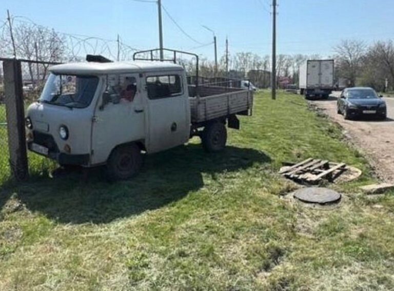 В Краснодаре пенсионер на УАЗе врезался в металлический забор