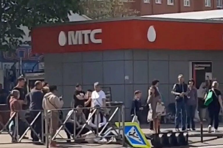 В Краснодаре на женщину рухнул светофор