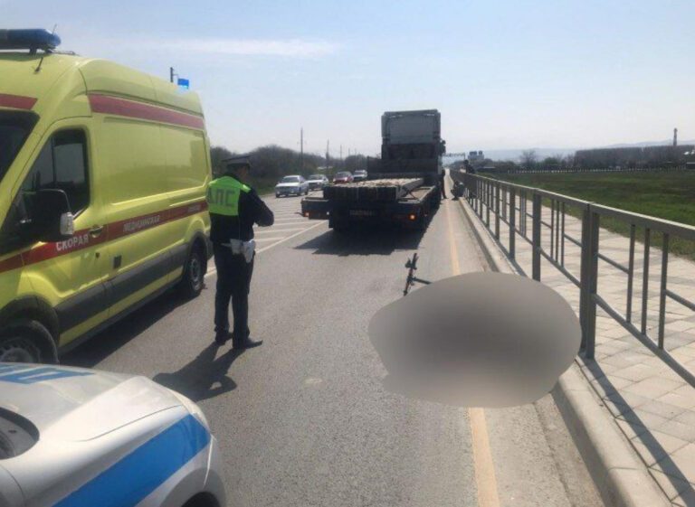В Анапе под колеса грузовика попала женщина на электросамокате