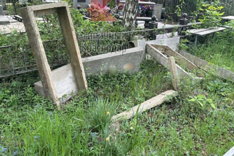 В Краснодаре на Славянском кладбище вандалы разрушили надгробия