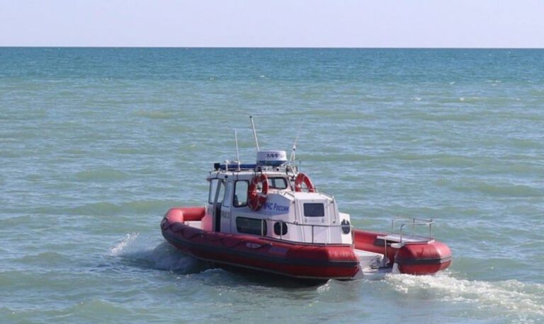 В Сириусе трех туристов на сапбордах унесло в море