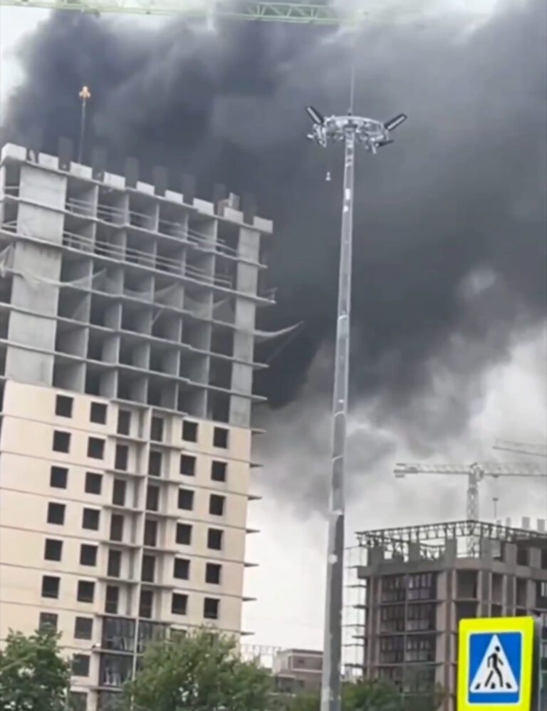 На пожаре в Краснодаре рабочие своими силами пытались спасти стройматериалы