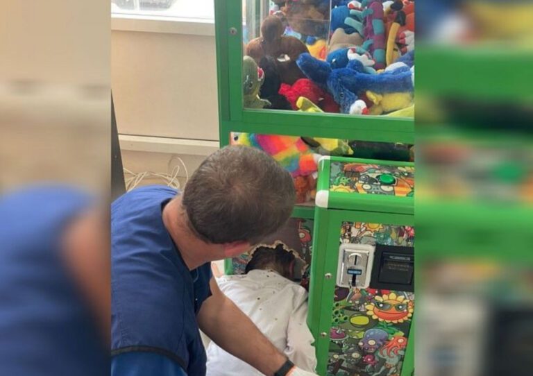 В Новороссийске ребенок застрял в игровом автомате