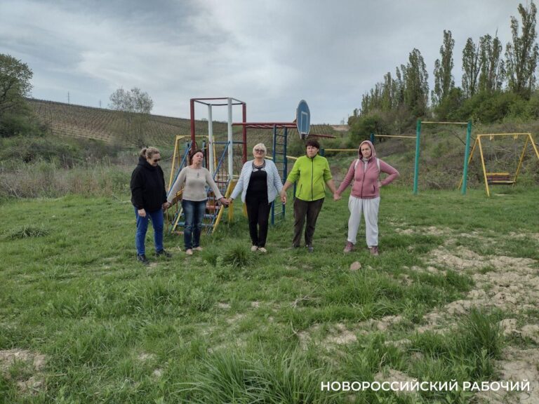 Жители села под Новороссийском борются за единственную детскую площадку