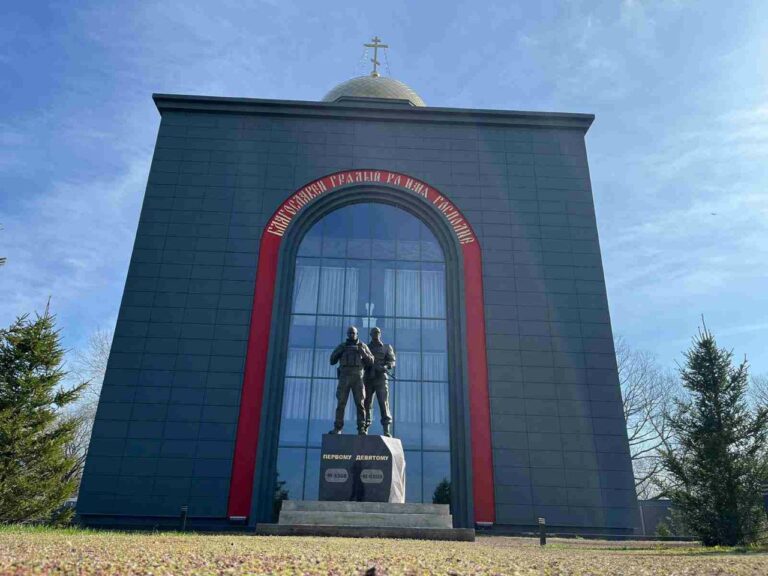 В Горячем Ключе установили памятник Пригожину