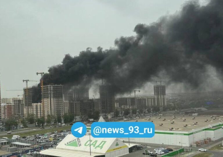 На стройке в Краснодаре произошёл крупный пожар