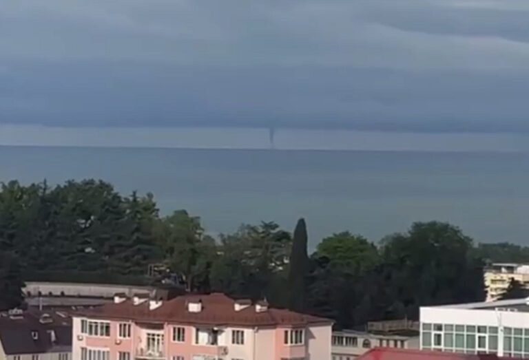 Над Черным морем у берегов Сочи произошел смерч