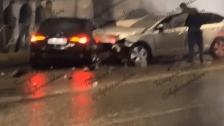 В Краснодаре водитель Lexus протаранил два автомобиля