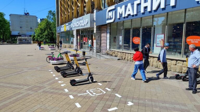 В Краснодаре появились парковки для электросамокатов
