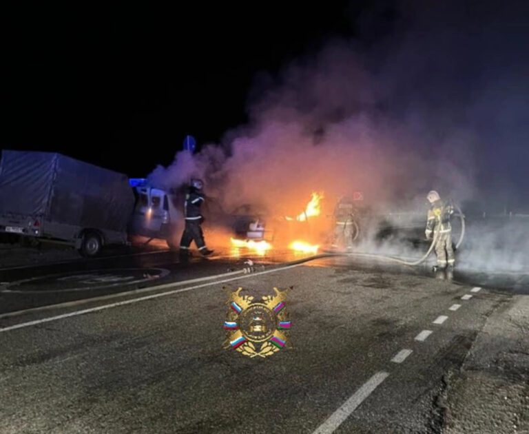 На кубанской трассе после ДТП загорелись два автомобиля