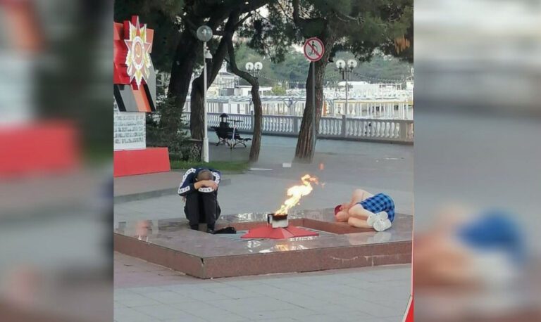 В Геленджике осудили спавших у «Вечного огня» мужчин