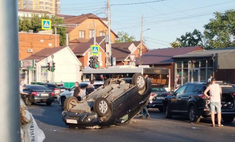 В Краснодаре в результате массового ДТП легковушка перевернулась на крышу