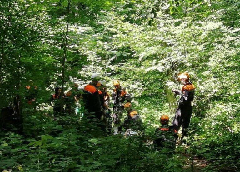 Спасатели обнаружили в горах Сочи пропавшего туриста, которого искали почти трое суток