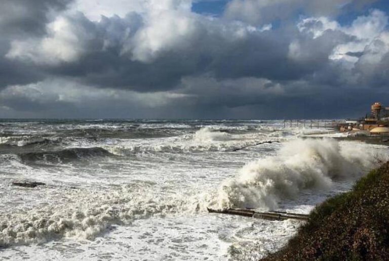 В море на побережье Сочи во время шторма унесло туристку