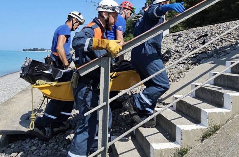 На диком пляже в Сочи обнаружили тело пропавшего в шторм мужчины