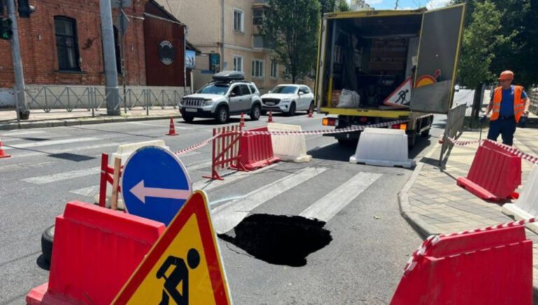 Двухметровая яма образовалась на дороге в центре Краснодара